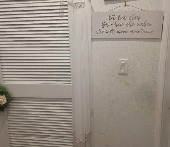 Elegant White Bridal Veil with Pearl Accents - Picture 3 of 4